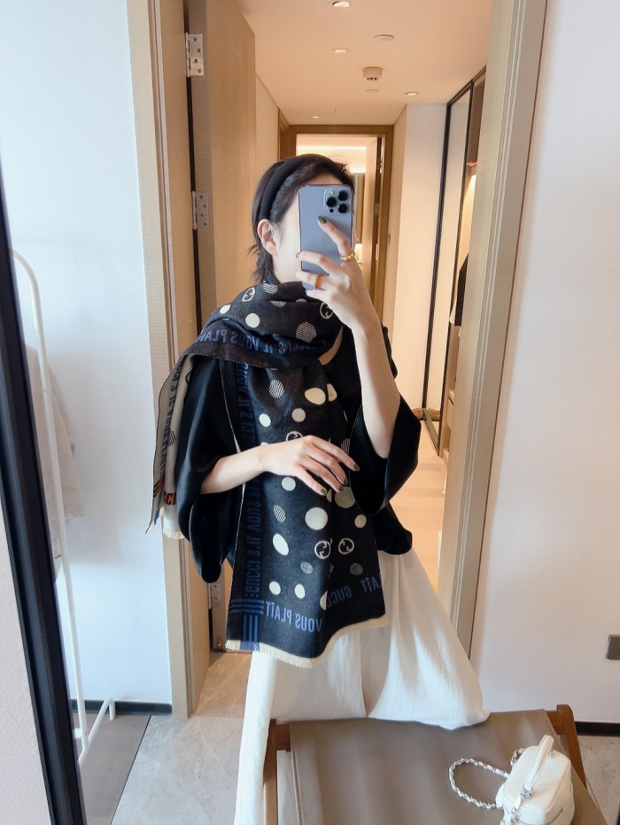Streetwear Scarf GUCCI 325875