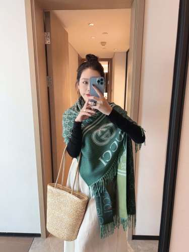 Streetwear Scarf GUCCI 325820