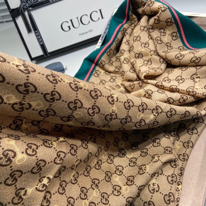 Streetwear Scarf GUCCI 325579 SIZE:140*140cm