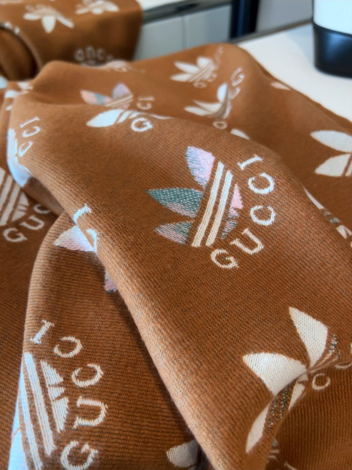 Streetwear Scarf GUCCI 325501 SIZE:90cm*90cm