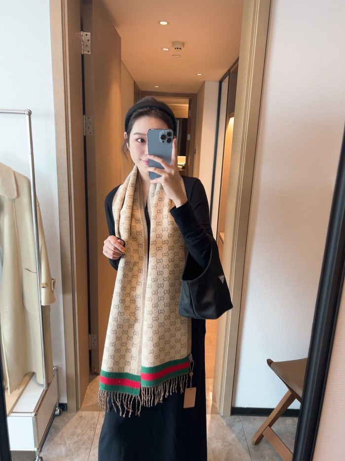 Streetwear Scarf GUCCI 325495