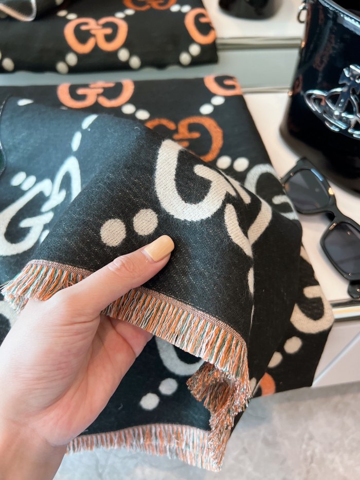 Streetwear Scarf GUCCI 325512