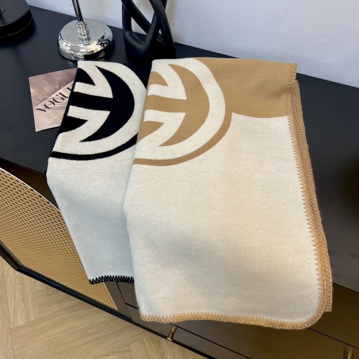 Streetwear Scarf GUCCI 329800