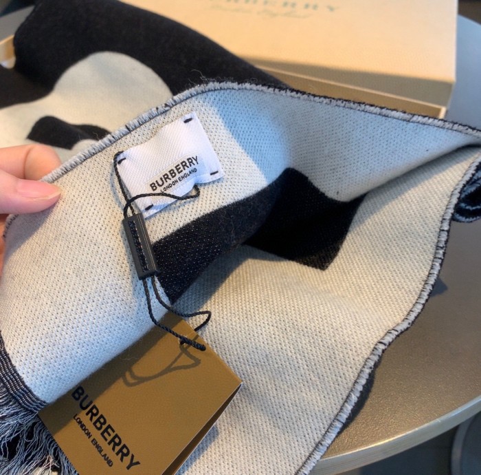 Streetwear Scarf BURBERRY 329815