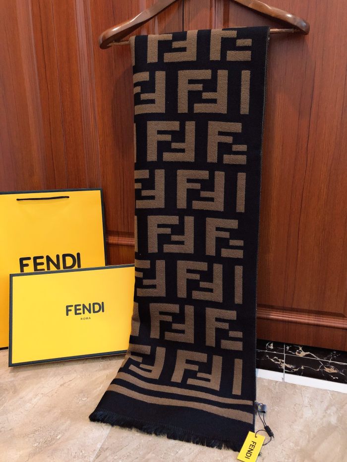 Streetwear Scarf FENDI 329805