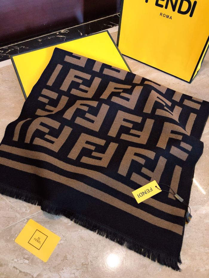 Streetwear Scarf FENDI 329805