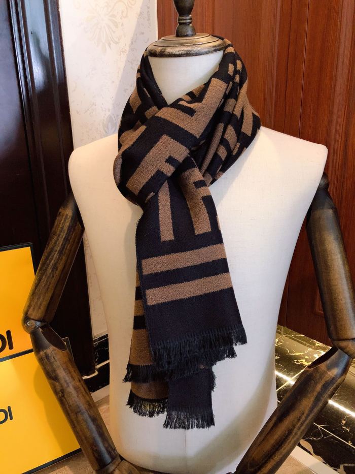 Streetwear Scarf FENDI 329805