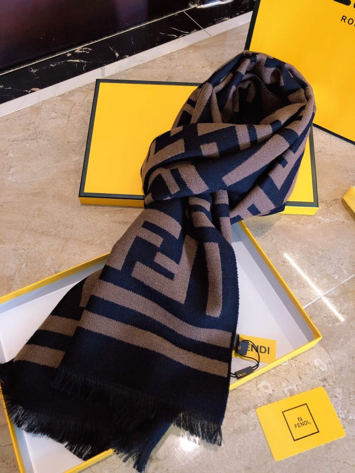 Streetwear Scarf FENDI 329805