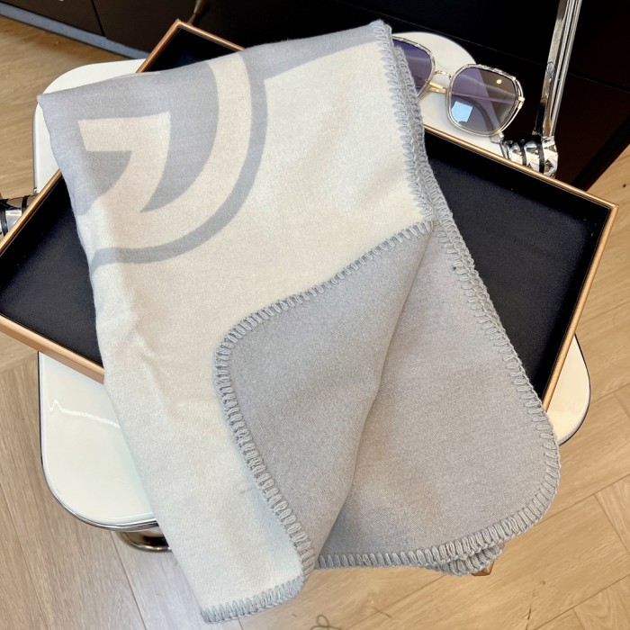 Streetwear Scarf GUCCI 329801