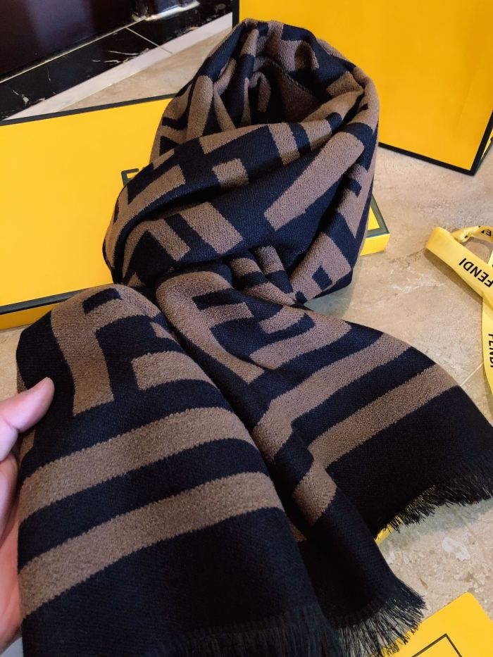 Streetwear Scarf FENDI 329805