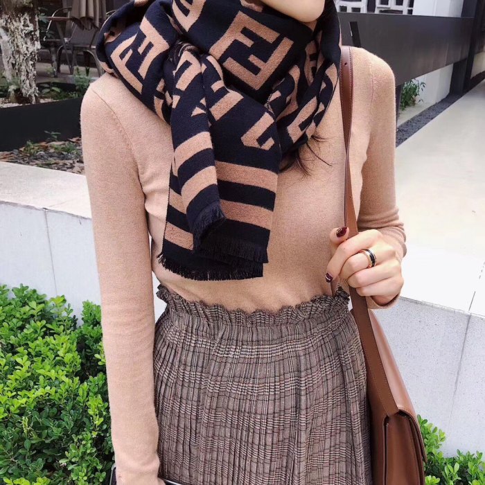Streetwear Scarf FENDI 329787