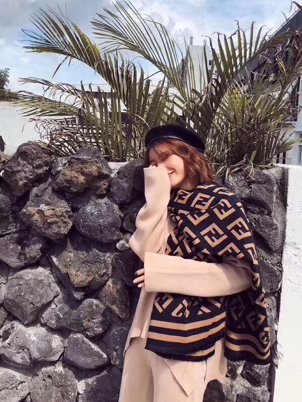 Streetwear Scarf FENDI 329787