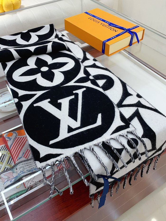 Streetwear Scarf LV 329571 SIZE:90*90cm