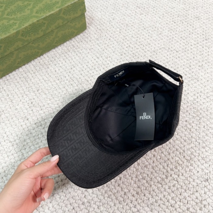 Streetwear Hat Fendi 329353
