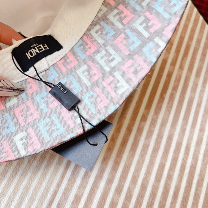 Streetwear Hat Fendi 329371