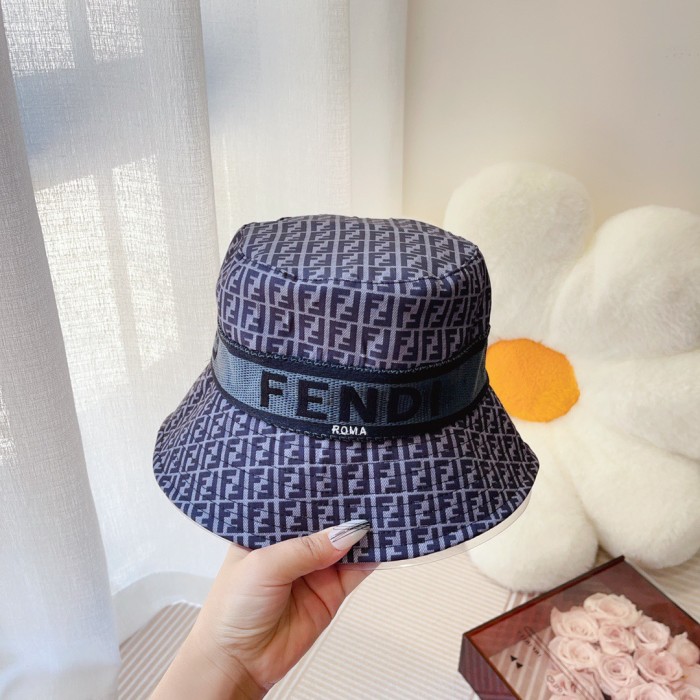 Streetwear Hat Fendi 329373