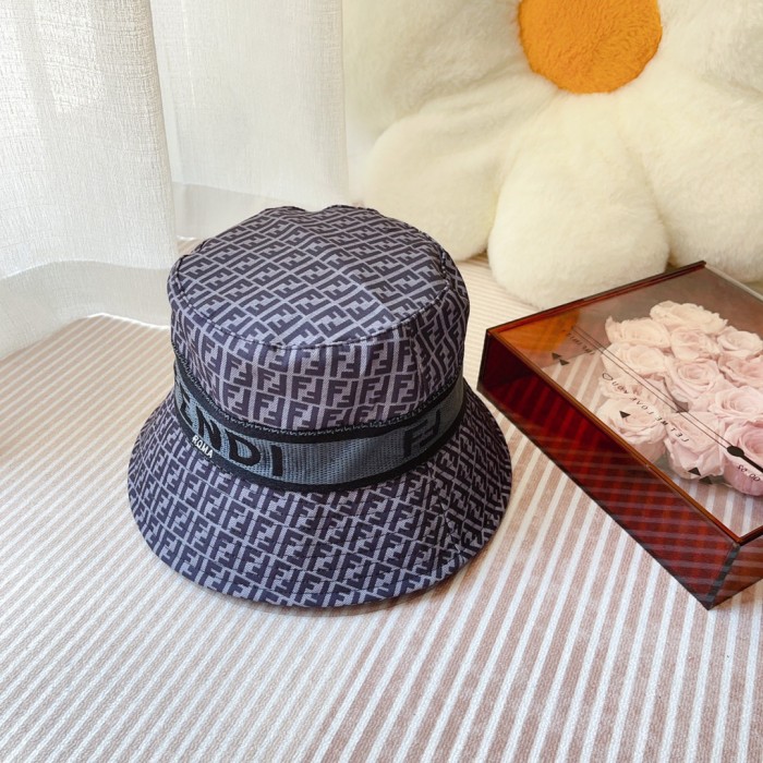 Streetwear Hat Fendi 329373