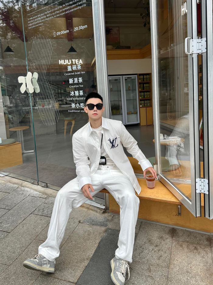 Clothes Louis Vuitton 1077