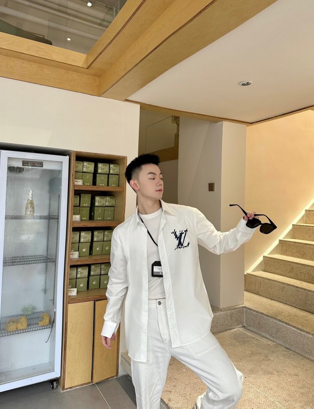 Clothes Louis Vuitton 1077