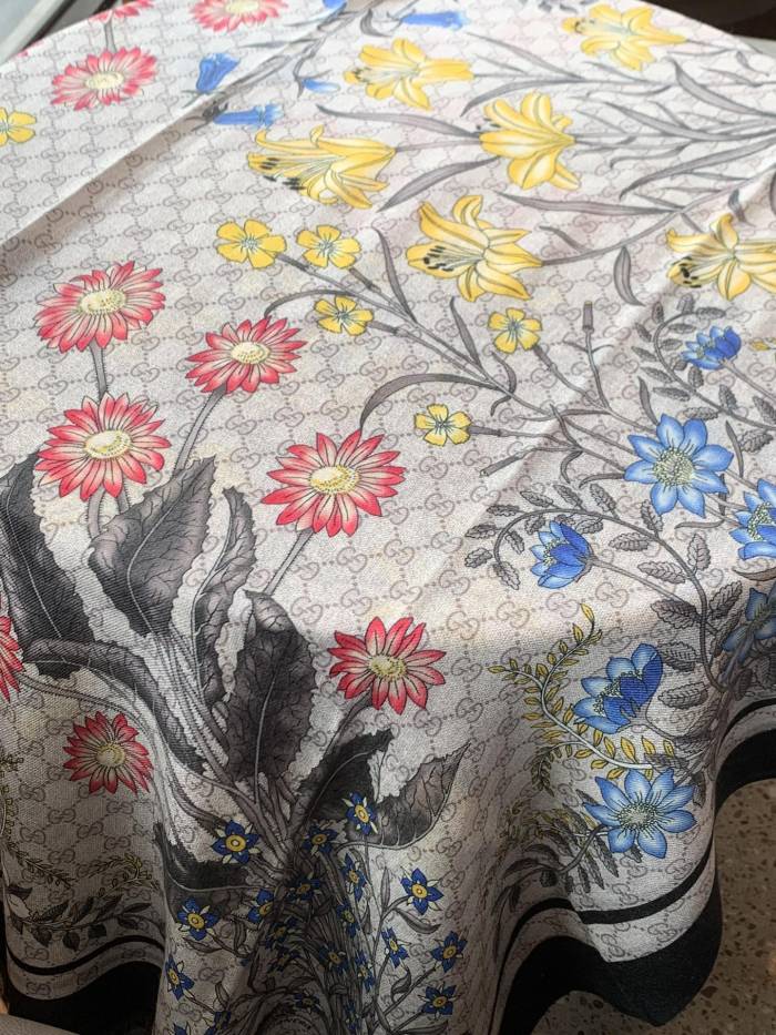 Streetwear Scarf GUCCI 328986 SIZE:110*200cm