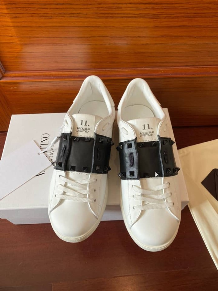 Valentino Rockstud Untitled En Veau Avec Clous Ton Sur Ton Blanc Noir
