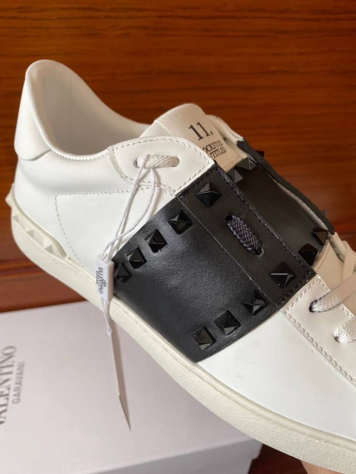 Valentino Rockstud Untitled En Veau Avec Clous Ton Sur Ton Blanc Noir