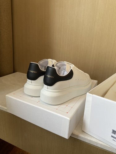 Alexander McQueen black leather tail 黑皮尾