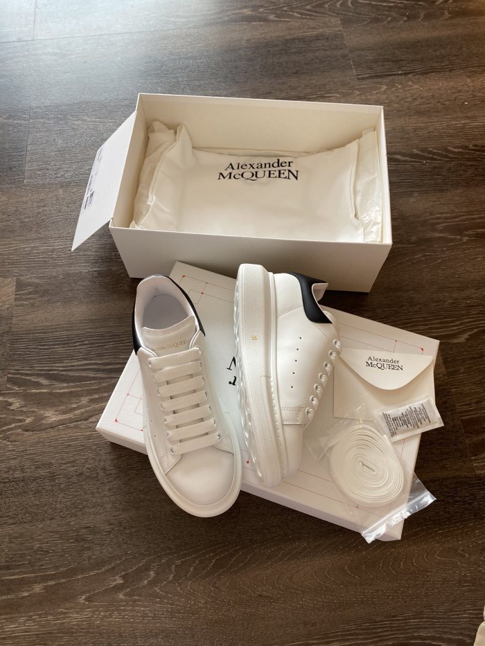 Alexander McQueen black leather tail 黑皮尾