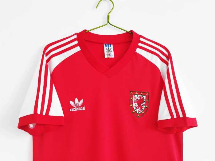 Retro Jersey 1982 Wales Home Red Soccer Jersey Vintage Football Shirt