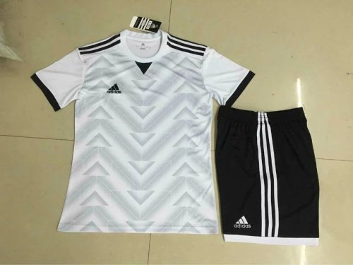 #810 White Soccer Training Uniform Blank Jersey and Shorts