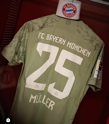 with Bundesliga Patch Player Version 2023-2024 Bayern Munich MULLER 25 Oktoberfest Soccer Jersey