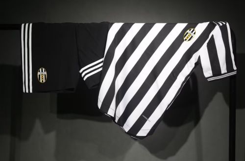 Adult Uniform 2024-2025 Juventus Retro Model Soccer Jersey Shorts Men's Football Set