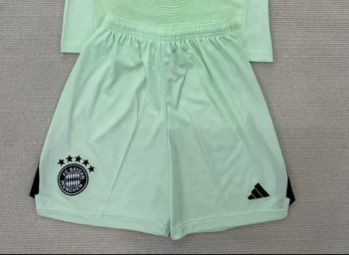 Fan Version 2025-2026 Bayern Munich Green Goalkeeper Soccer Shorts Football Shorts
