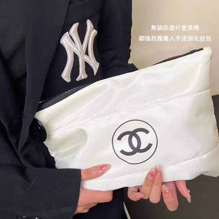 2023新款 Chanel 小香化妝包 便攜旅行化妝包 羽絨棉材質 大容量化妝包 大容量包 洗漱收納袋 化妝袋 旅行袋 手提