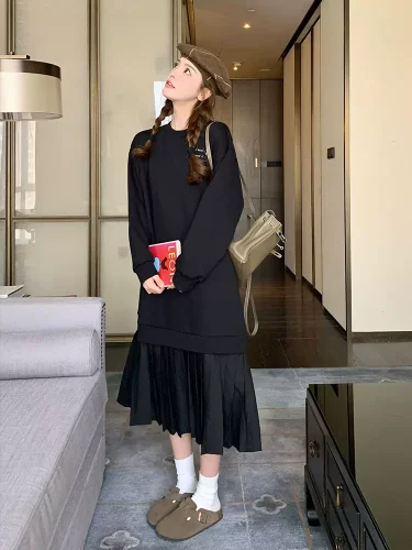 Black two-piece sweatshirt dress for women spring and autumn 2024 new casual versatile pleated skirt