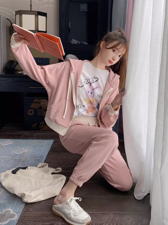 Pink sports set for women in spring and autumn 2023, new loose and lazy casual hoodies are popular this year with a two-piece set
