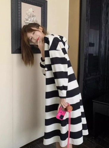 Black and white striped hooded dress for women in autumn 2023, new Korean version with loose design and a lazy style dress