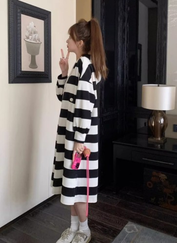 Black and white striped hooded dress for women in autumn 2023, new Korean version with loose design and a lazy style dress