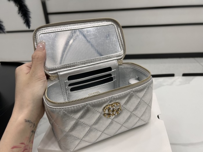 Chanel 24C Box Bag with Logo Handle(17cm)-096