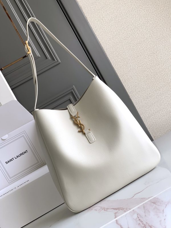 LE 5 À 7 Supple Large in Grained Leather(30*31*13cm)-058