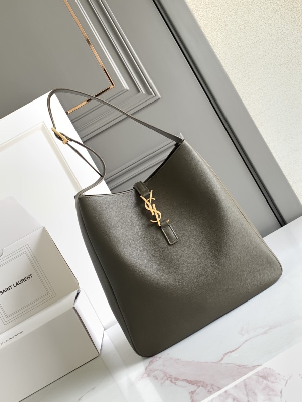 LE 5 À 7 Supple Large in Grained Leather(30*31*13cm)-058