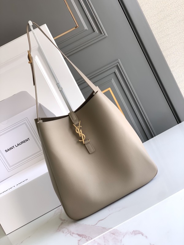 LE 5 À 7 Supple Large in Grained Leather(30*31*13cm)-058