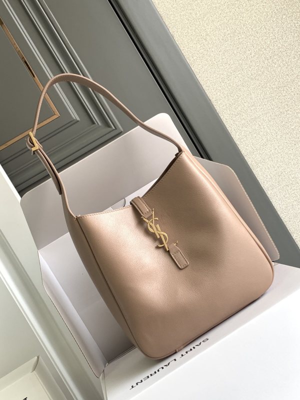 LE 5 À 7 Supple Small in Grained Leather(23*22*8.5cm)-057