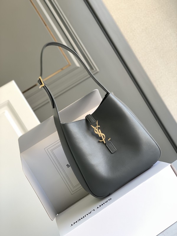 LE 5 À 7 Supple Small in Grained Leather(23*22*8.5cm)-057