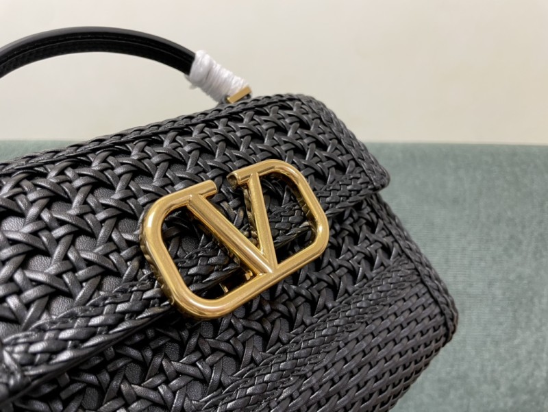 Small Valentino Garavani Vsling Hand-Knitted Handbag(22*17*9cm)-009
