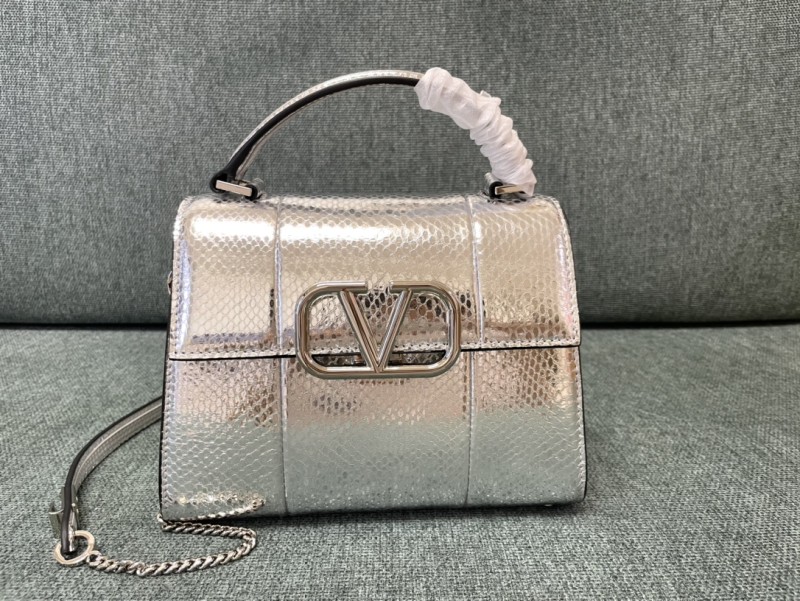 Small Valentino Garavani Vsling Handbag in Metallic Karung(22*17*9cm)-008