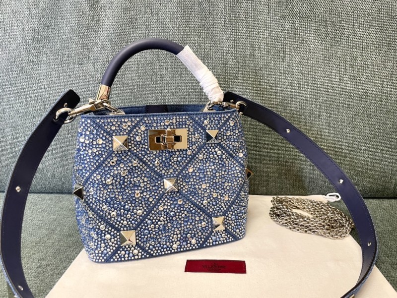 Small Valentino Garavani Roman Stud Shoulder Bag in Top Handle(21*17*13cm)-068