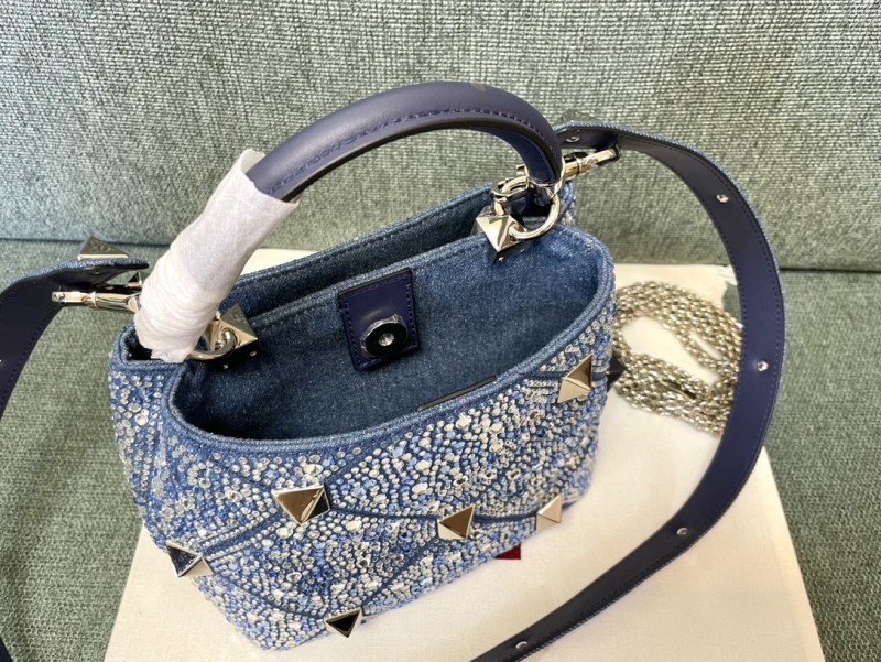 Small Valentino Garavani Roman Stud Shoulder Bag in Top Handle(21*17*13cm)-068