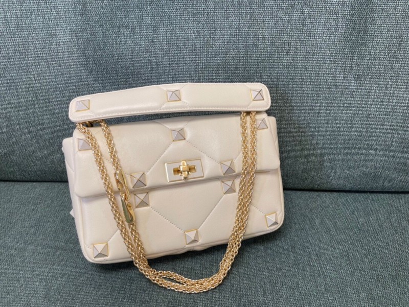 Valentino Garavani Roman Stud Large Shoulder Bag in Nappa Leather(30*20*10cm)-059