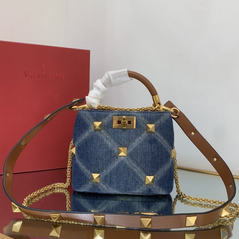 Small Valentino Garavani Roman Stud Shoulder Bag in Top Handle(21*17*14cm)-057
